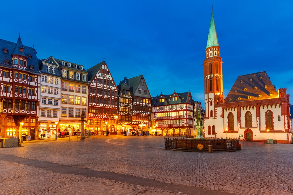 Historisches Zentrum von Frankfurt in der Abenddämmerung