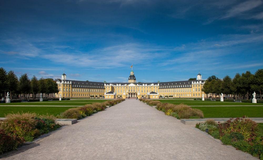 Der Weg zum Karlsruher Schloss an einem sonnigen Tag